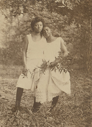  Annie Bell and Sammie Pratt, Mississippi, ca. 1905. Gelatin silver print.